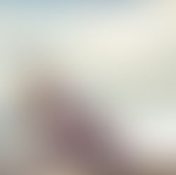 Mujer practicando yoga al amanecer