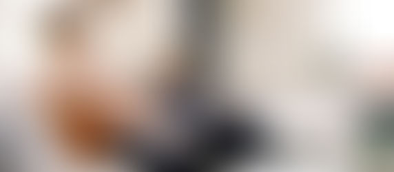 Jugendliche genießen ein aufgeräumtes Zuhause.