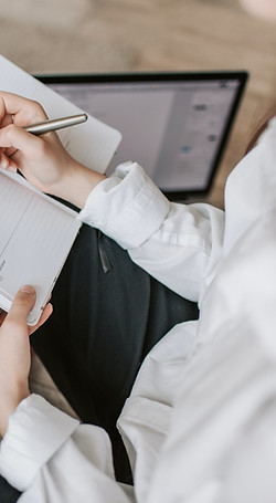Mujer cristiana sanando heridas de la infancia y rompiendo patrones con ayuda de coach espiritual