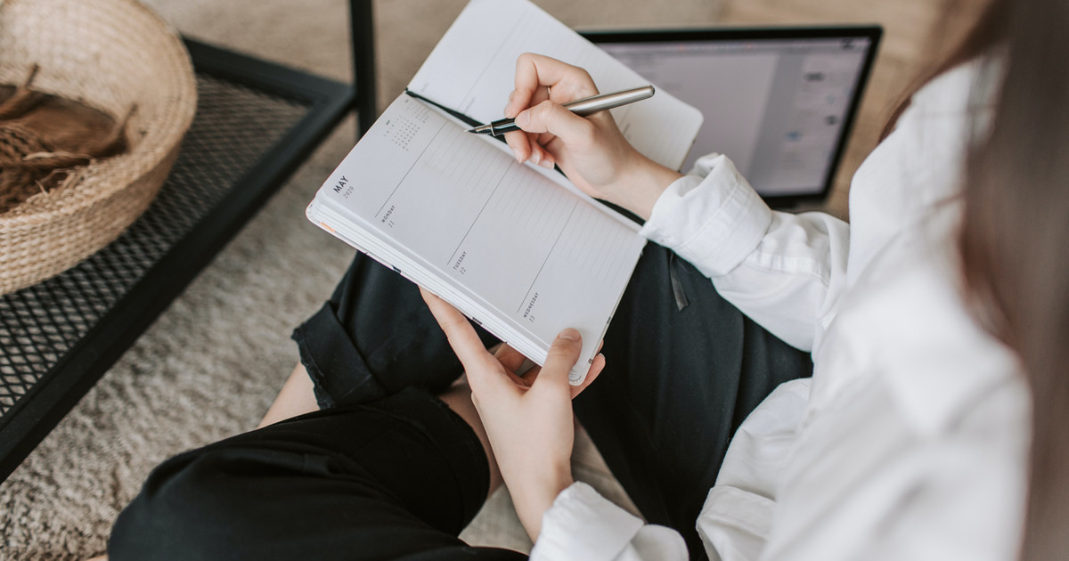 A person reviewing their daily schedule and organising activities to balance energy, meaningful tasks and planned recovery throughout the day.
