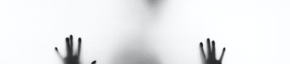 Parcours insolite dans le Jura : expérience sensorielle à la Maison de la Peur de Poligny, déjeuner au restaurant Le Mystère Culinaire, et exploration du Sentier des Druides à Arbois entre forêt et symboles ésotériques.