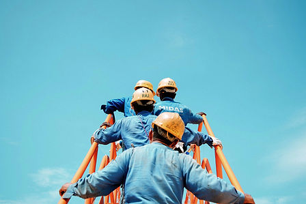 I lavoratori salgono la scala