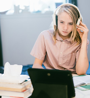 Adolescente estudando online