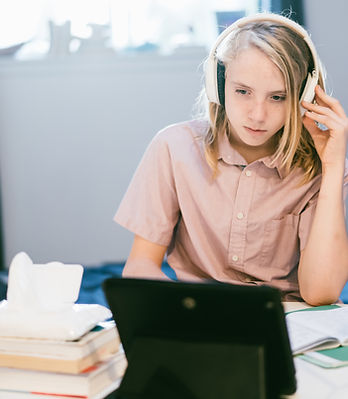 Adolescente recibiendo terapia online