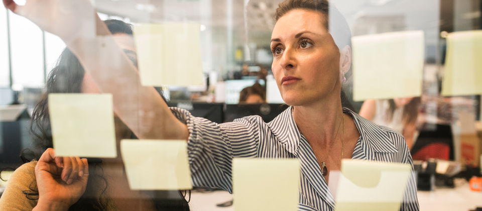 A Engrenagem do Capital: Estruturas organizacionais e a Alienação do Trabalhador