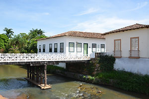Casas à beira do rio