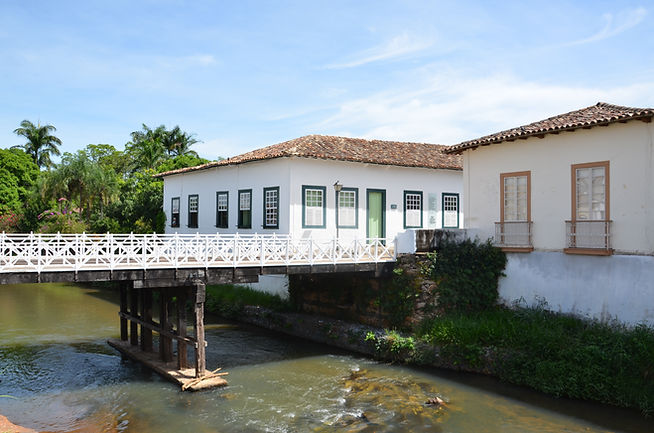 Casas à beira do rio