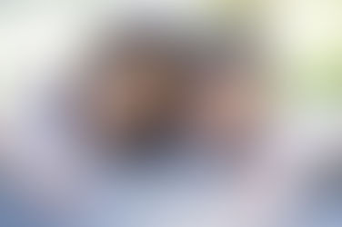 Kinder lächeln fröhlich und zeigen ihre Zähne – Obst und Gemüse für starke Kinderzähne im Knabbergarten