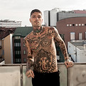 Homem tatuado