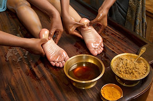 Massage à 4 mains détente et lâcher priseCe massage est effectué par deux praticiens, qui agissent de manière identique en utilisant le massage suédois, le massage californien... Idéal pour un véritable lâcher prise