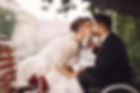 Noiva e noivo se beijando