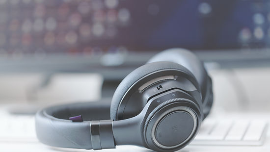 Fone de ouvido em uma mesa de computador