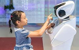 Niña interactúa con robot