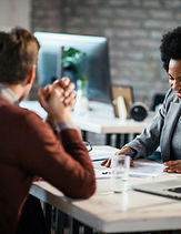 Kollegor arbetar med ett verktyg om AI