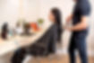 Recibiendo un corte de pelo