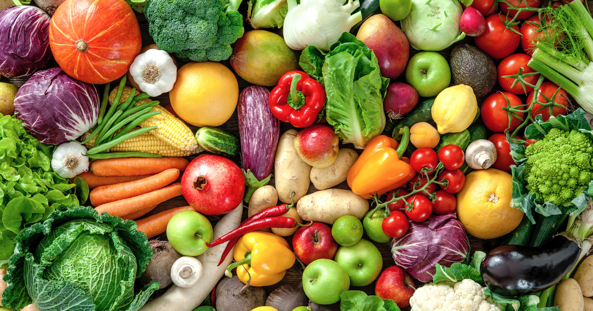 A variety of colourful whole foods including vegetables, fruit, wholegrains, legumes, fish and olive oil representing an evidence-informed dietary pattern that supports health and recovery.
