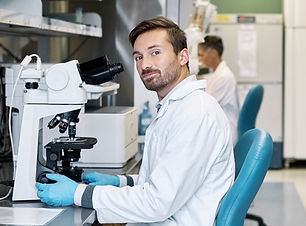 CientÃfico en laboratorio