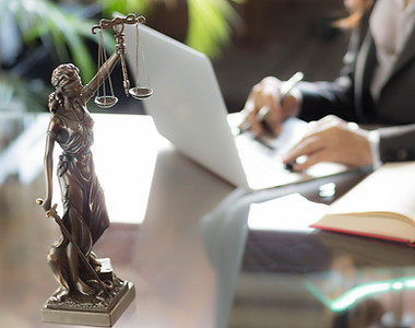 Statua Sprawiedliwości na biurku