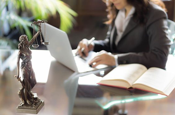 Estatua de la justicia en el escritorio