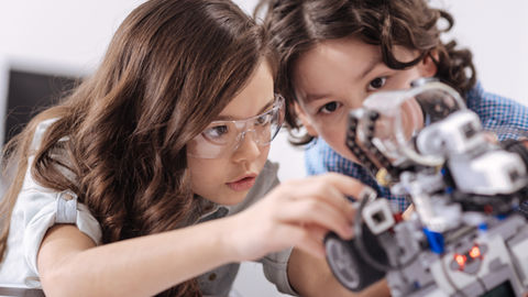 Pragmatic Semiconductor hosts children for Manufacturing Day