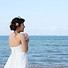 ビーチで微笑む花嫁