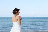 ビーチで微笑む花嫁