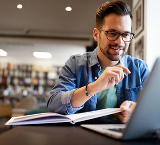 Estudante universitário estudando