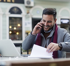 Person im Gespräch am Telefon