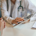 Médico com paciente