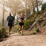 Couple en train de courir sur un sentier