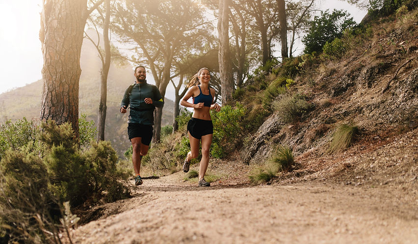 Couple en train de courir sur un sentier