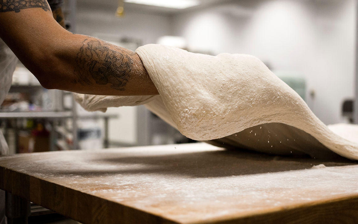Fare la pasta della pizza