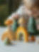 Enfant jouant avec des jouets en bois