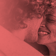 Couple souriant après une consultation de thérapie de couple