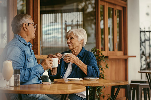 Couple, buvant un café, personnes agees