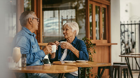Zwei Menschen unterhalten sich in einem Café