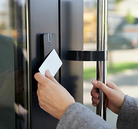 Apertura de la puerta del edificio de oficinas