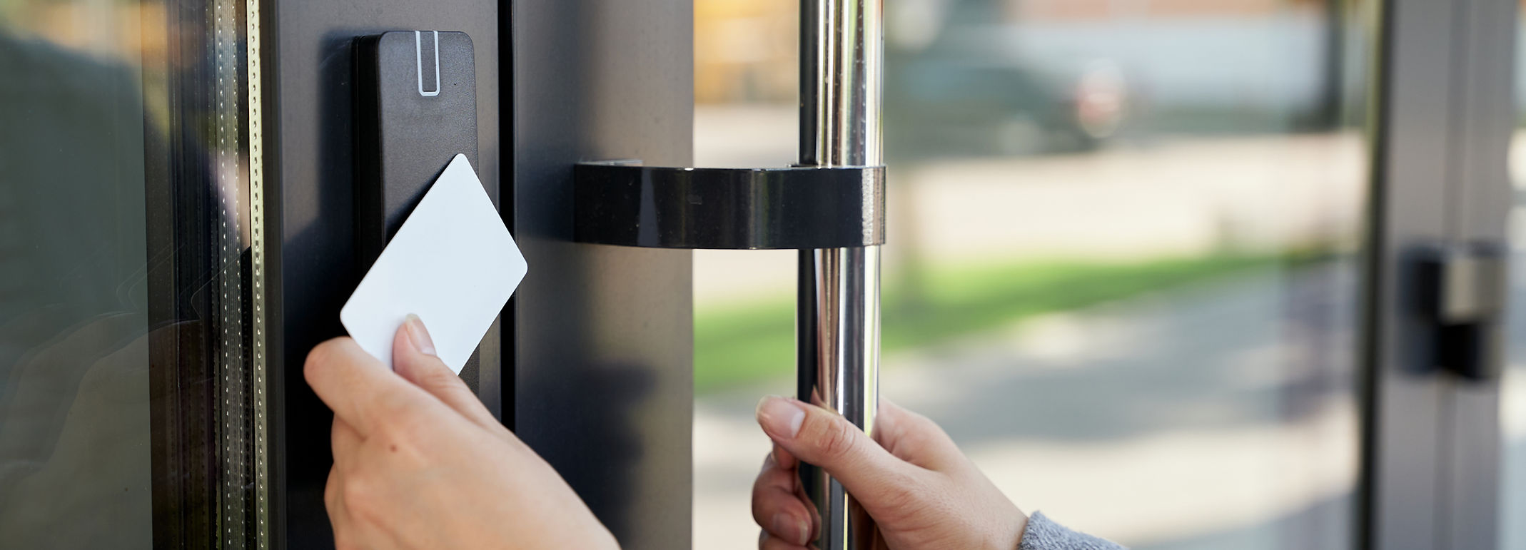 Åpning av kontorbygningsdør