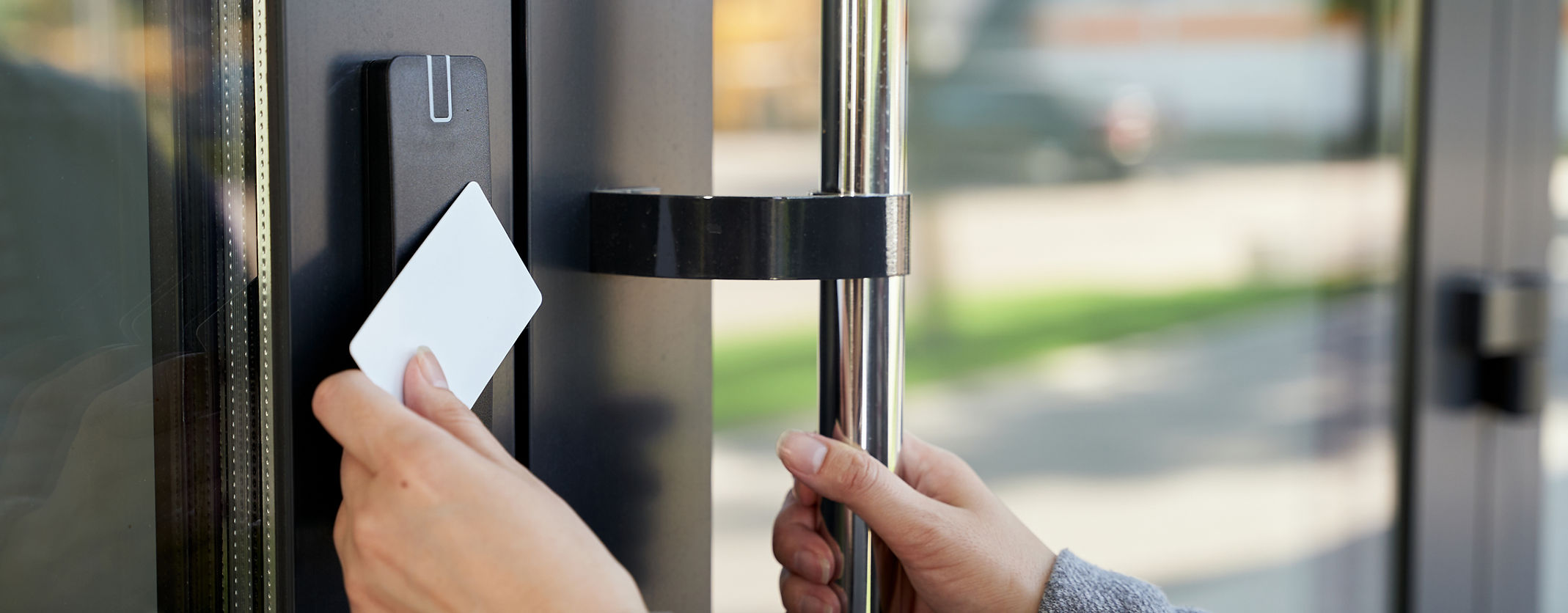 Åpning av kontorbygningsdør