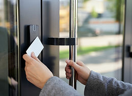 Openen van de deur van het kantoorgebouw