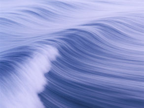 寧靜的海浪在淡紫色的背景中輕揚，展現柔和的藍色與白色波紋，營造出平靜舒緩的氛圍。