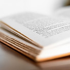 Libro abierto sobre una mesa