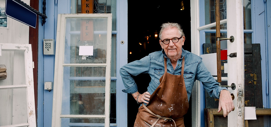 Homme debout à l'extérieur de l'atelier