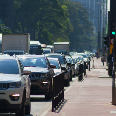 Fila na porta da escola