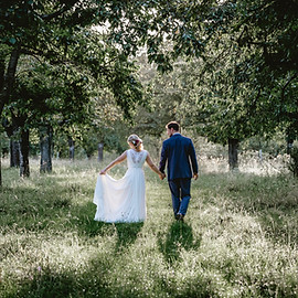 Pár na procházce venku