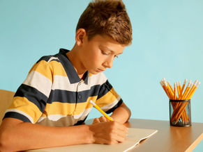 Enfant TDAH : pourquoi il peine à écrire, dessiner et organiser son travail écrit?