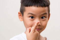 Niño con lentes de contacto