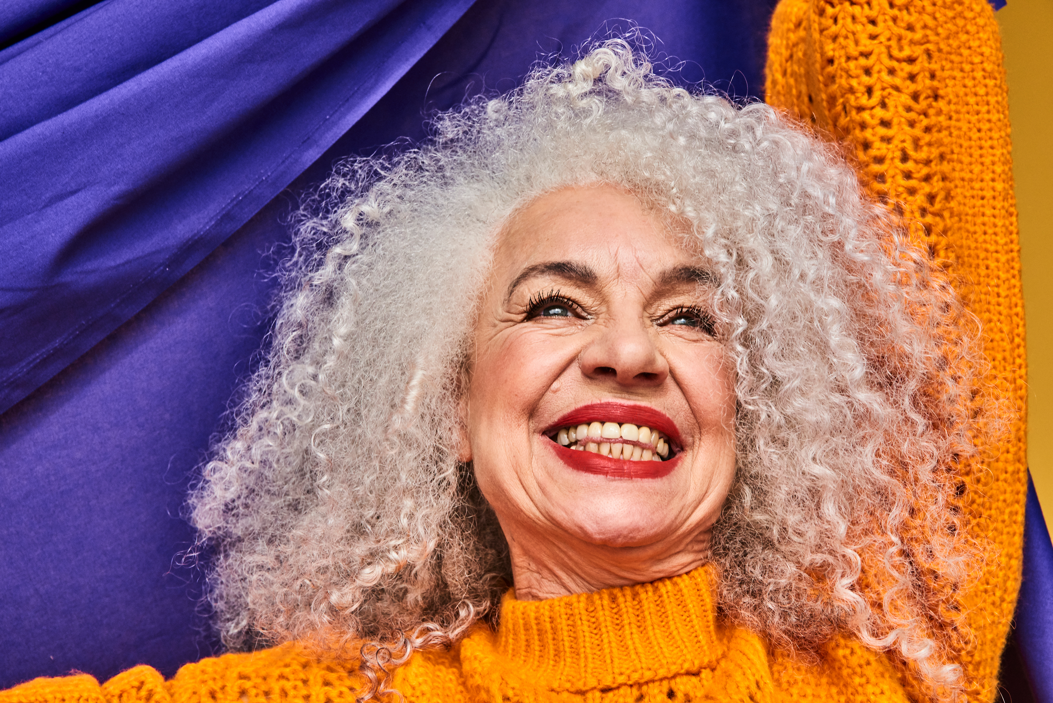 Mulher idosa alegre