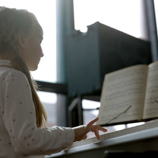 niña tocando el piano
