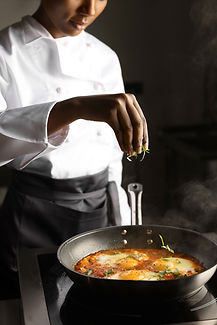 El chef adorna la comida